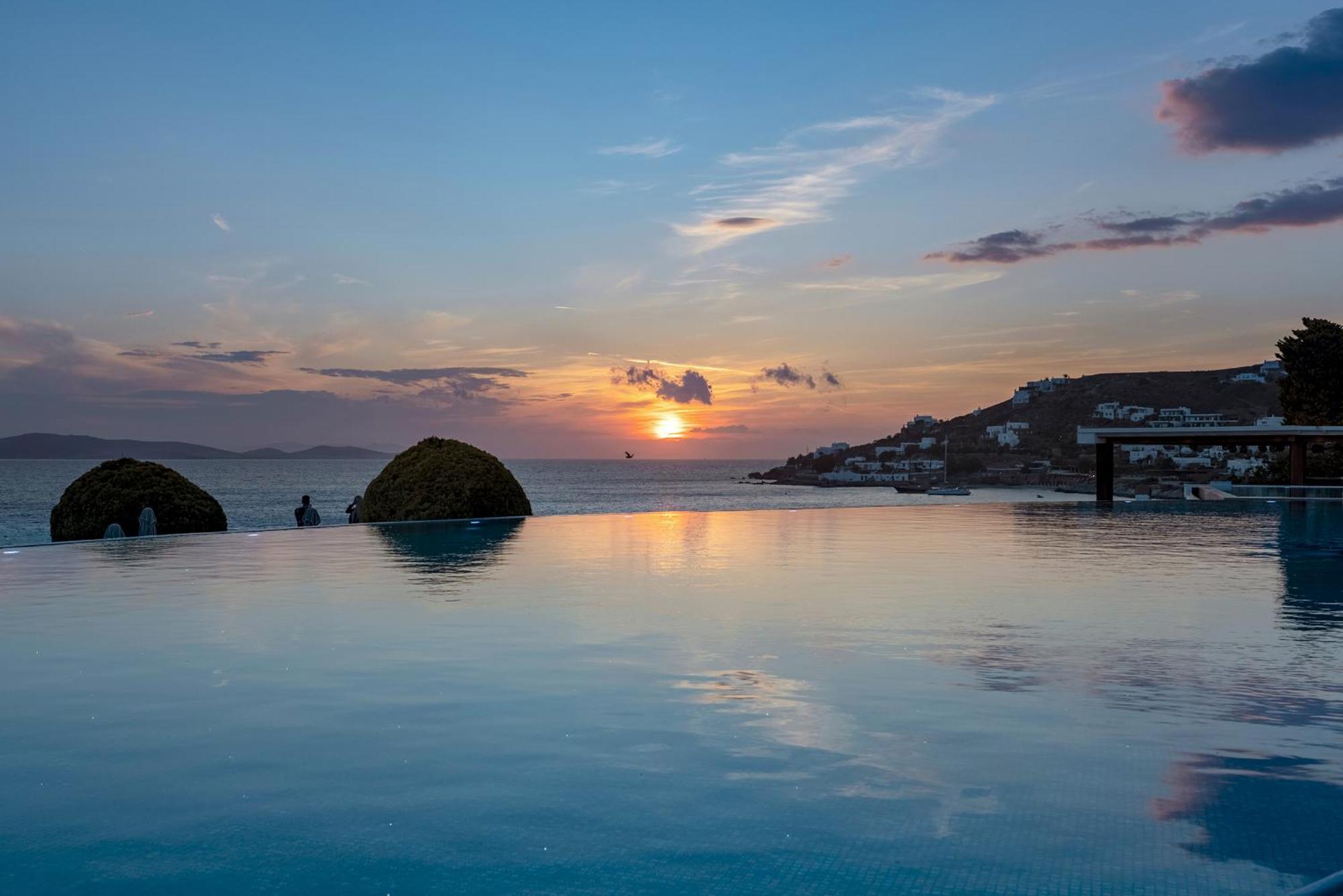 Saint John Hotel Villas & Spa Agios Ioannis Diakoftis Екстер'єр фото Sunset at the pool